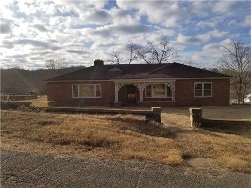 385 S 4th St, Ellington, MO 63638