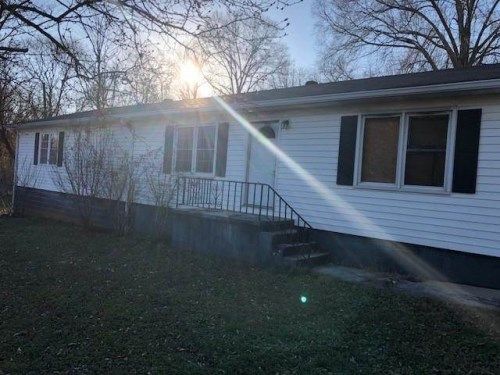 49 Hammond St, Summerville, GA 30747