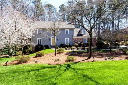 200 Hunters Trace Ln, Atlanta, GA 30328