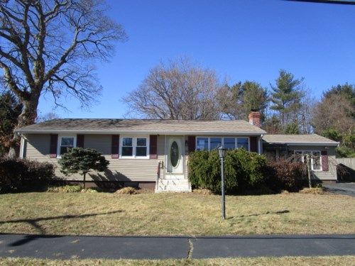 33 Red Robin Rd, Cranston, RI 02920