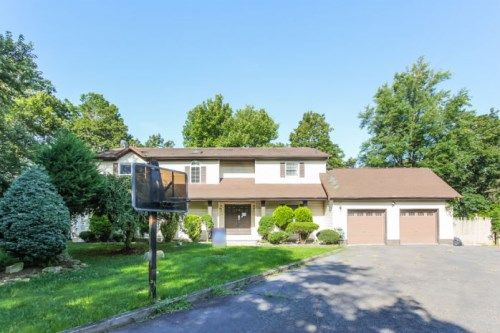 10 Sebring Rd, Somerset, NJ 08873