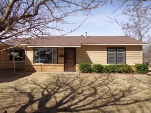 1605 Oakland St, Plainview, TX 79072