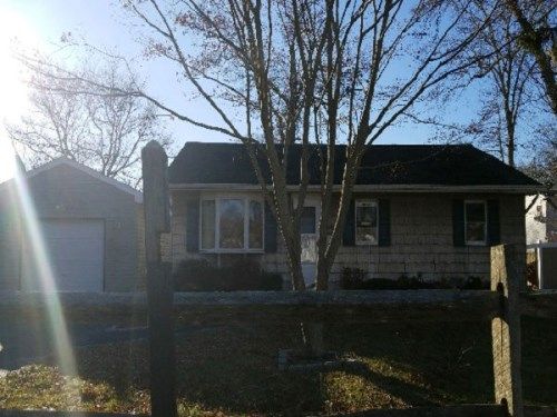 32 Lafayette Dr, Shirley, NY 11967