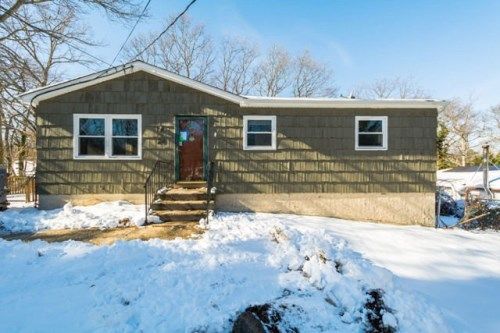 24 Rosewood Rd, Rocky Point, NY 11778