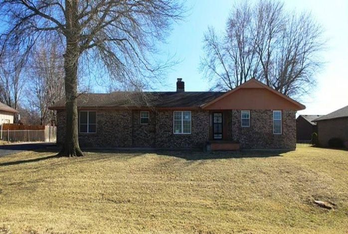 201 N 12th St, Louisburg, KS 66053