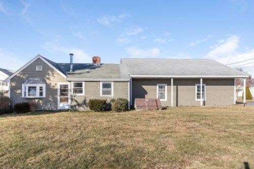 38 Honeyman Ave, Middletown, RI 02842