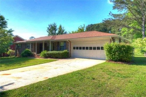 4562 River Rd, Ellenwood, GA 30294