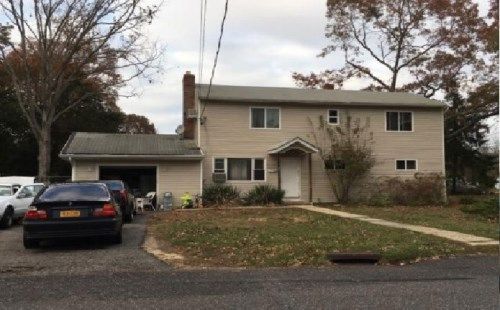 45 E Oakdale St, Bay Shore, NY 11706