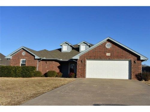 2205 Lakewood Dr, Chickasha, OK 73018