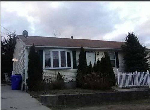 90 7th St, East Providence, RI 02914