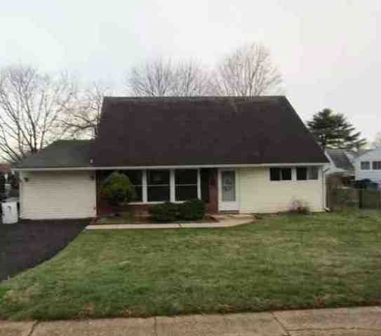112 Hedge Rd, Levittown, PA 19056