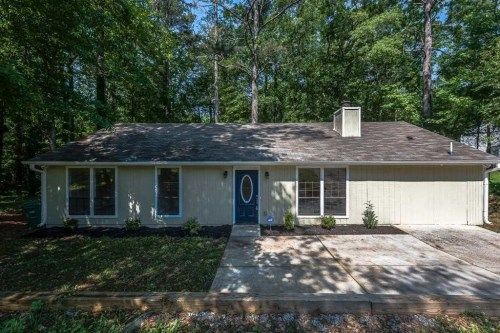 819 Hemingway Rd, Stone Mountain, GA 30088