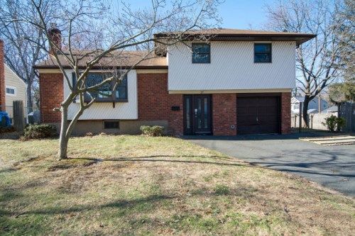 23 Meadow Haven Ln, East Northport, NY 11731