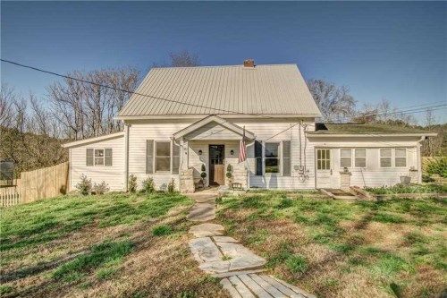 20 S Martin St, Nelson, GA 30151
