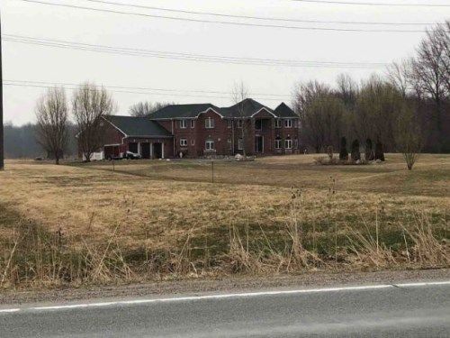6711 Palms Rd, Fair Haven, MI 48023