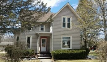 305 S Seward St, Winnebago, IL 61088