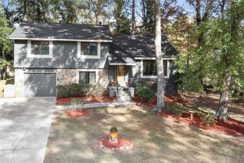 190 Moonshadow Ct, Roswell, GA 30075