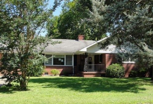 304 Dupont Cir, Kinston, NC 28501