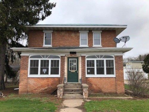 212 W Sessions St, Waupaca, WI 54981