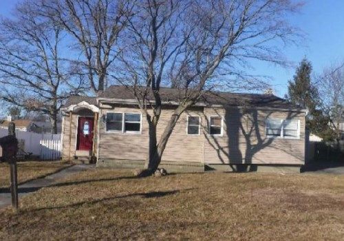67 Fox Glove Rd, West Islip, NY 11795