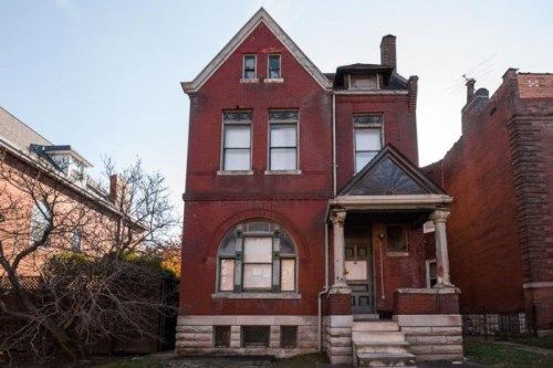 2752 Armand Pl, Saint Louis, MO 63104