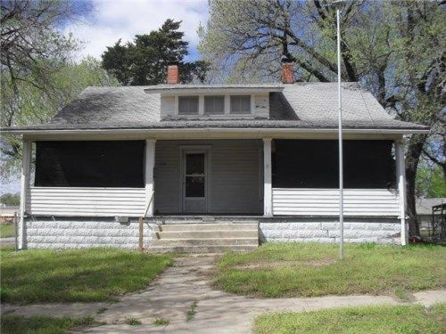 325 S 3rd St, Arkansas City, KS 67005