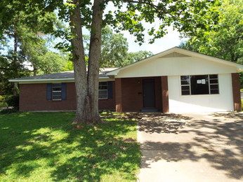 400 White St, Mccomb, MS 39648