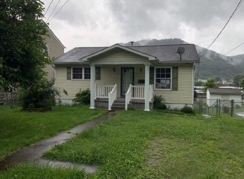 1819 W Dupont Ave, Belle, WV 25015