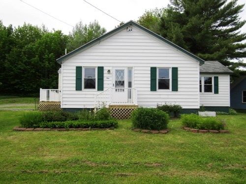 9 Taylor St, Lincoln, ME 04457