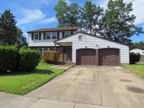 902 Howe Dr, Blackwood, NJ 08012