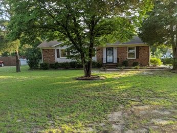 5915 Fairway Dr, Hope Mills, NC 28348