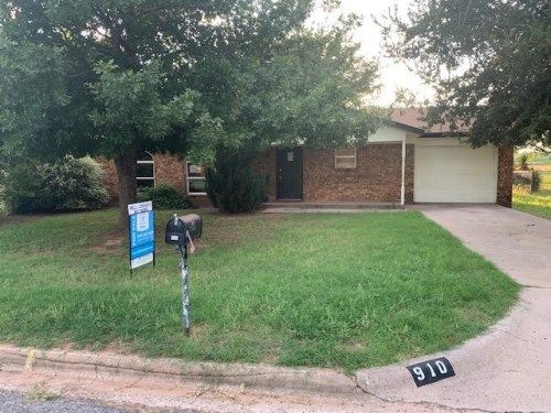 910 Patricia St, Burkburnett, TX 76354