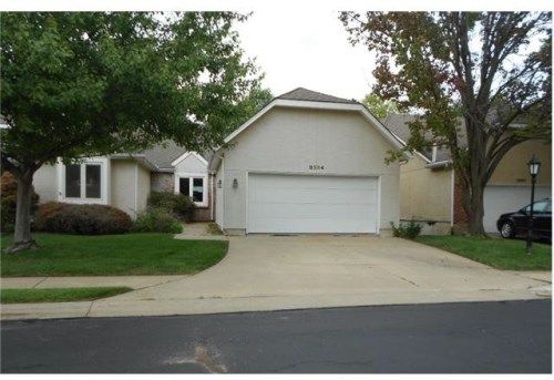 8564 Caenen Lake Ct, Lenexa, KS 66215