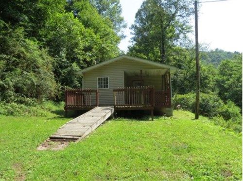 93 Rosebud Ln, Hazard, KY 41701