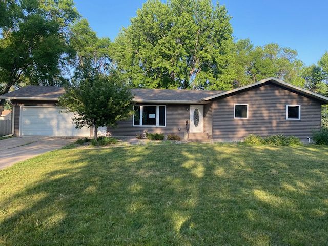 108 Knollwood Dr, Redwood Falls, MN 56283