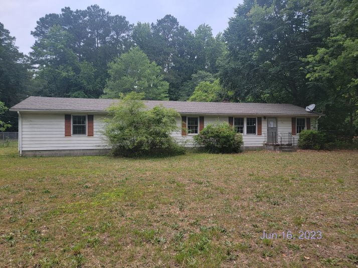 648 Coachpoint Rd, Hartfield, VA 23071