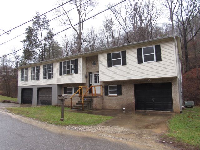 14 Lost Valley Dr, Huntington, WV 25705