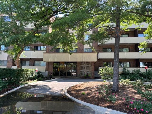 9242 Gross Point Rd #304 Aka #A-304, Skokie, IL 60077
