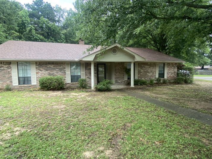 4 Hampton Pl, Pine Bluff, AR 71603