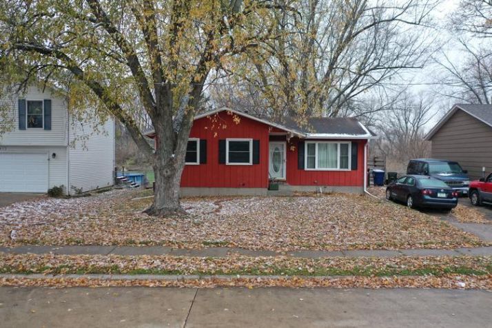 5812 HILLANDALE RD, Davenport, IA 52806