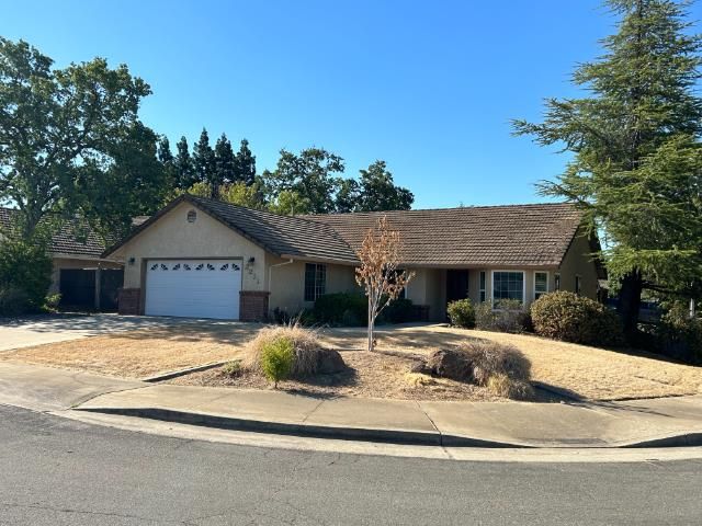 2211 Sageway Dr, Redding, CA 96003