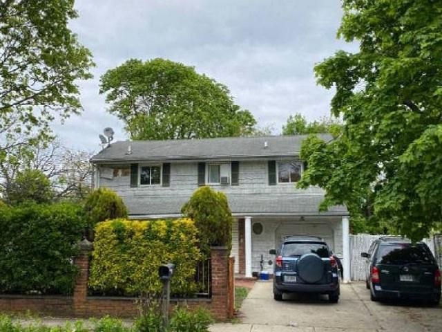 35 LEAF AVE, Central Islip, NY 11722