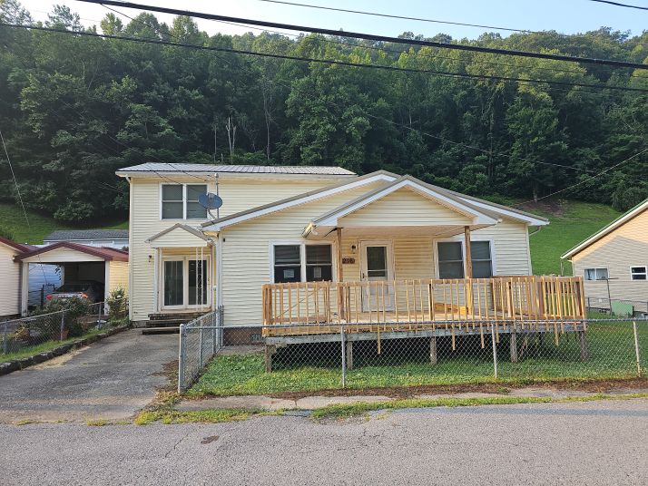 216 Freemont Loop, Holden, WV 25625