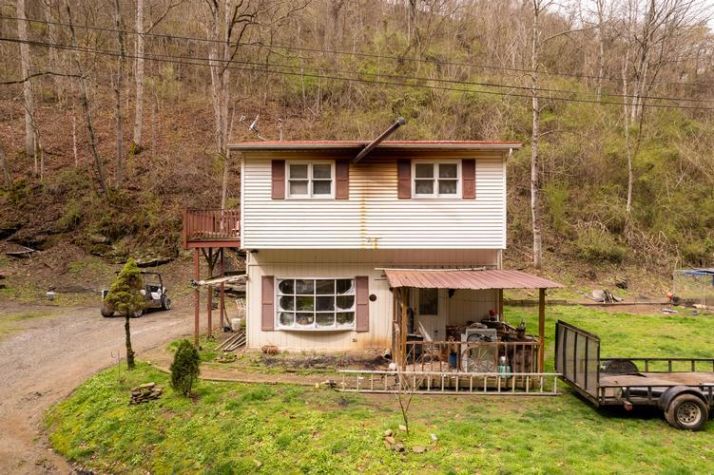 102 LICK FRK, Pikeville, KY 41501