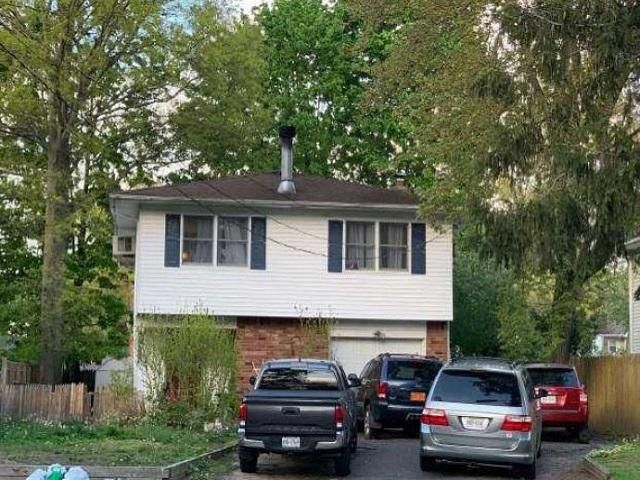 96 DIX HILLS RD, Huntington, NY 11743