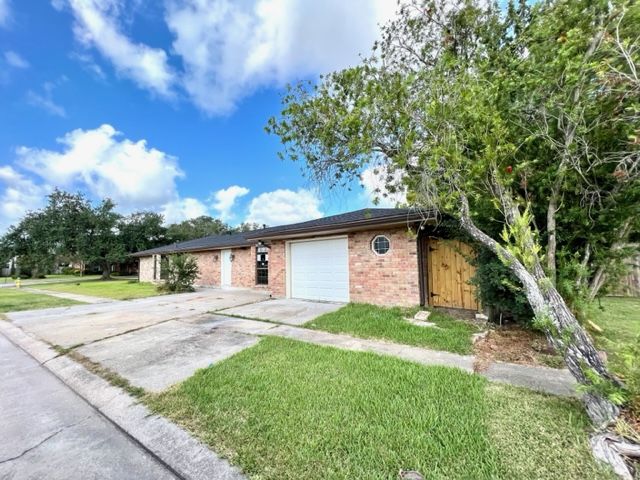 200 Pendleton Dr, Houma, LA 70360