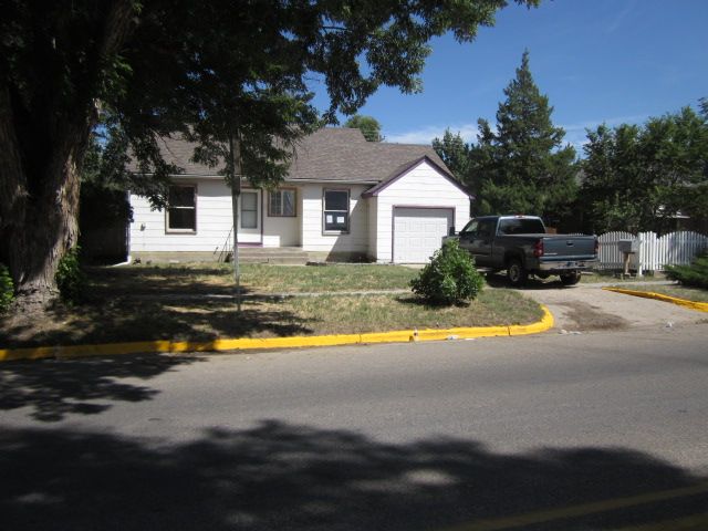 611 S 4th St, Douglas, WY 82633