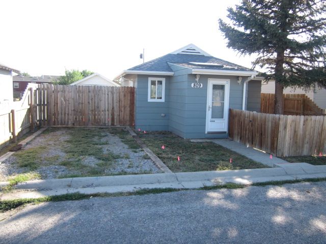 809 Platte Ave, Mills, WY 82644