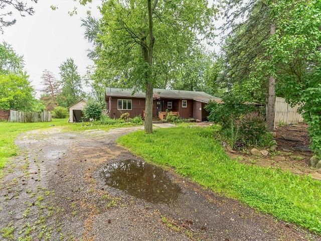 8061 CORUNNA RD, Flint, MI 48532