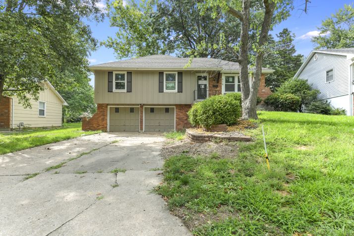 216 SW Craigmont Dr, Lees Summit, MO 64081